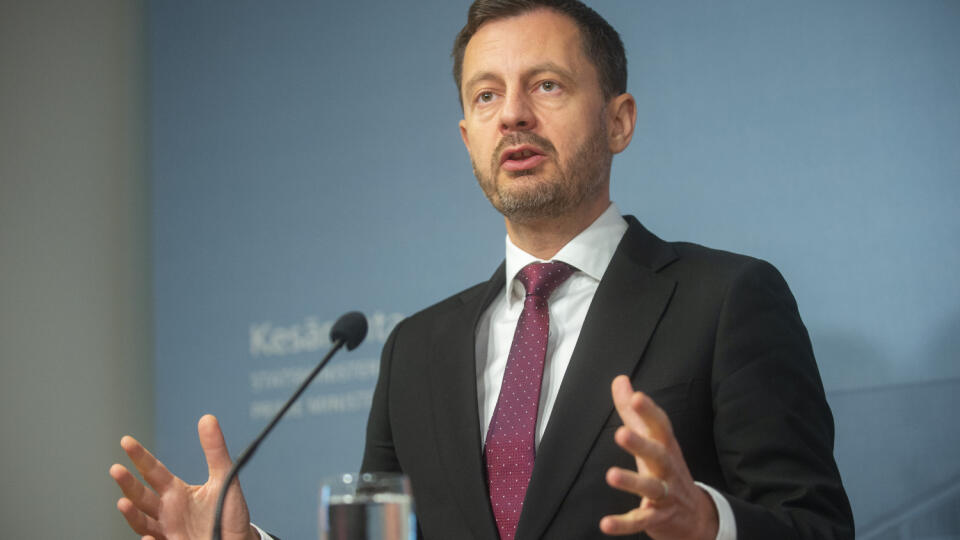 Na snímke slovenský premiér Eduard Heger (OĽaNO) hovorí počas tlačovej konferencie s fínskou premiérkou Sannou Marinovou 10. novembra 2022 v Helsinkách. FOTO TASR - Jakub Kotian