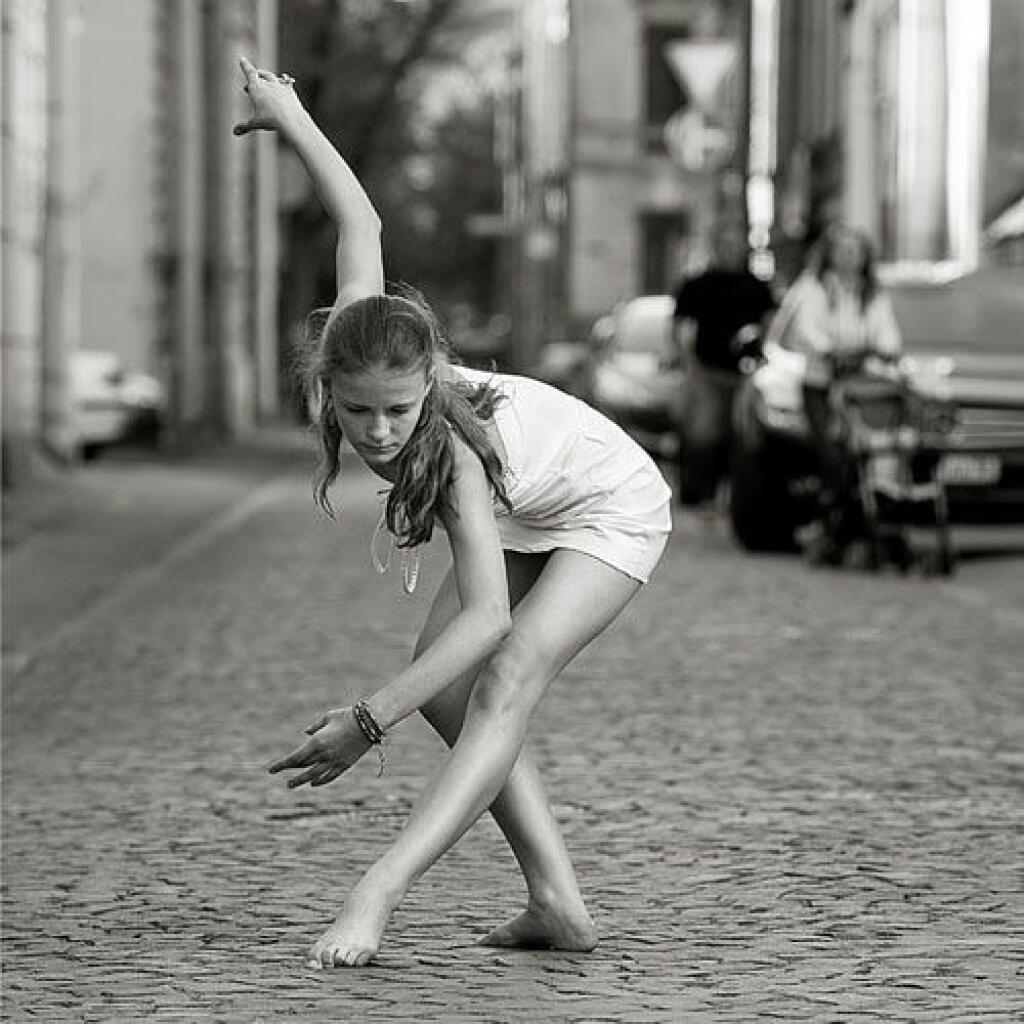Девушки просто танцевали. Танцы босиком. Танцы на улице. Девушка танцует на улице. Девушки босиком на улице.