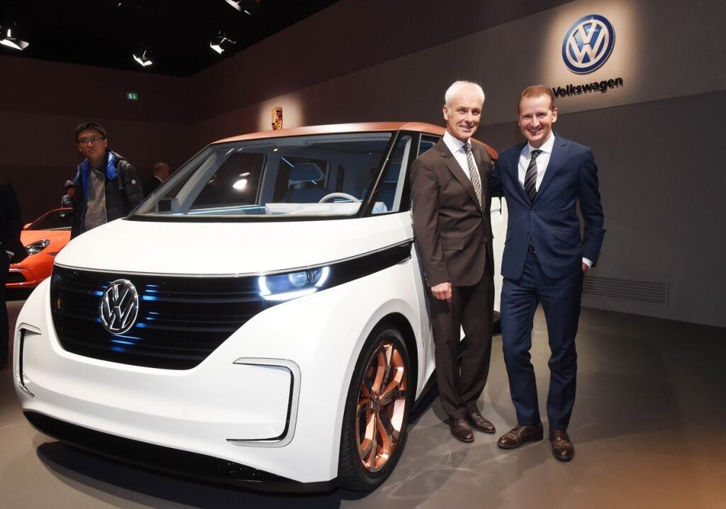 CEO koncernu VW Matthias  Müller a Herbert Diess, šéf značky Volkswagen - ten by mal  Müllera vo funkcii už onedlho nahradiť.