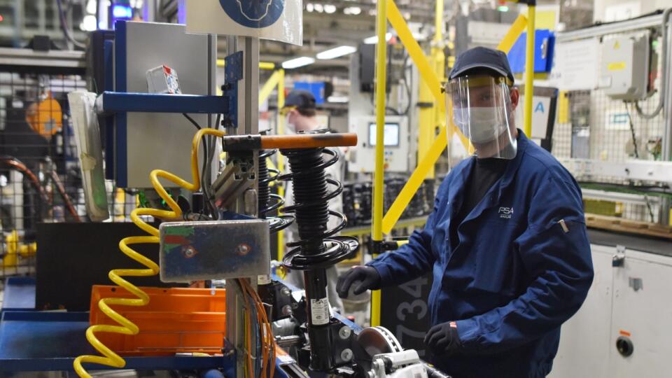 Trnavská automobilka Groupe PSA Slovakia nevyrába kvôli pandémii nového koronavírusu od 19. marca 2020. Počas odstávky výroby zriadili na pracovisku viacero sanitárnych opatrení. Na snímke zamestnance automobilky s ochranným rúškom a štítom počas prezentácie nových sanitárnych opatrení v trnavskej automobilke Groupe PSA Slovakia v Trnave v piatok 17. apríla 2020. FOTO TASR - Lukáš Grinaj