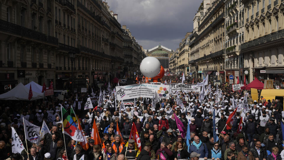 EBE 31 Paríž - Na snímke účastníci demonštrácie proti dôchodkovej reforme v Paríži vo štvrtok 13. apríla 2023. FOTO TASR/AP
Crowds attend a demonstration, with the Opera Garnier in background, Thursday, April 13, 2023 in Paris. Protesters opposed to President Emmanuel Macron's unpopular plan to raise the retirement age in France marched Thursday in cities and towns around France in a final show of anger before a decision on whether the measure meets constitutional standards. (AP Photo/Thibaul