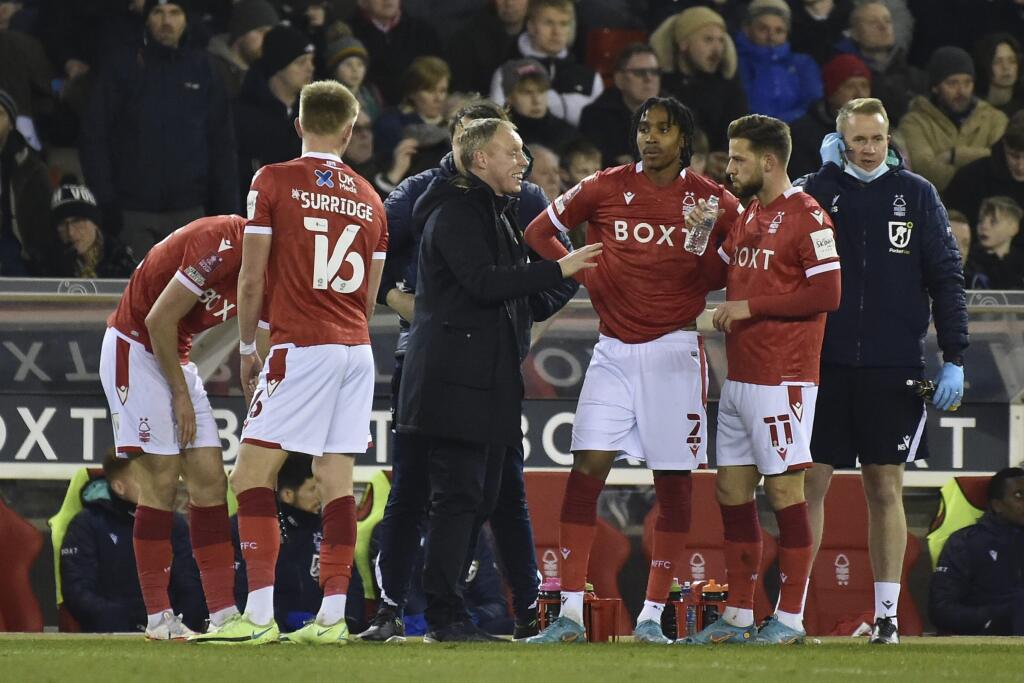 Na snímke uprostred tréner Nottinghamu Steve Cooper dáva pokyny hráčom v zápase 5. kola anglického FA Cupu vo futbale medzi Nottingham Forest a Huddersfield Town na City Ground v anglickom Nottinghame.