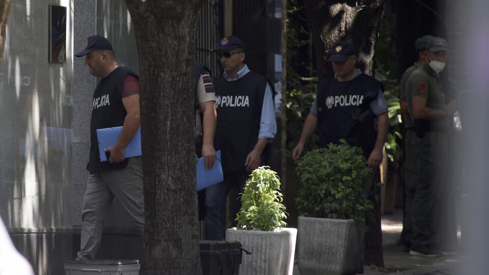 olicajti vstupujú do budovy iránskeho veľvyslanectva v albánskej metropole Tirana 8. septembra 2022. Iránski diplomati vo štvrtok opustili budovu svojho veľvyslanectva v Tirane. Albánsko obvinilo Irán z rozsiahleho kybernetického útoku a v stredu s ním prerušilo diplomatické styky.