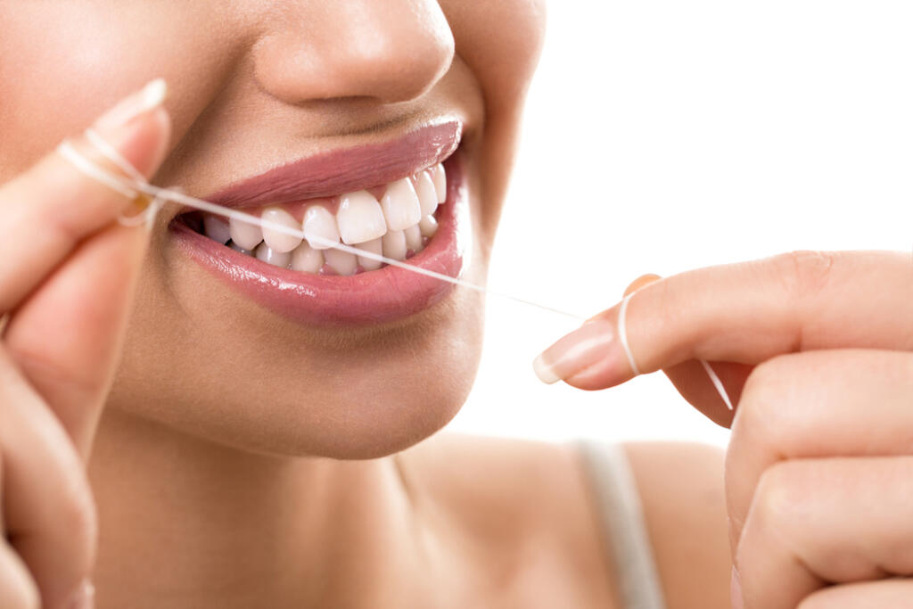 2. Nestačí len pravidelné čistenie
Venujete sa ústnej hygiene zodpovedne ráno aj večer, ale návšteva u zubára je pre vás napriek tomu horor? Nebojte sa požiadať svojho stomatológa alebo dentálneho hygienika, aby vám ukázal, ako si máte zuby čistiť správne.