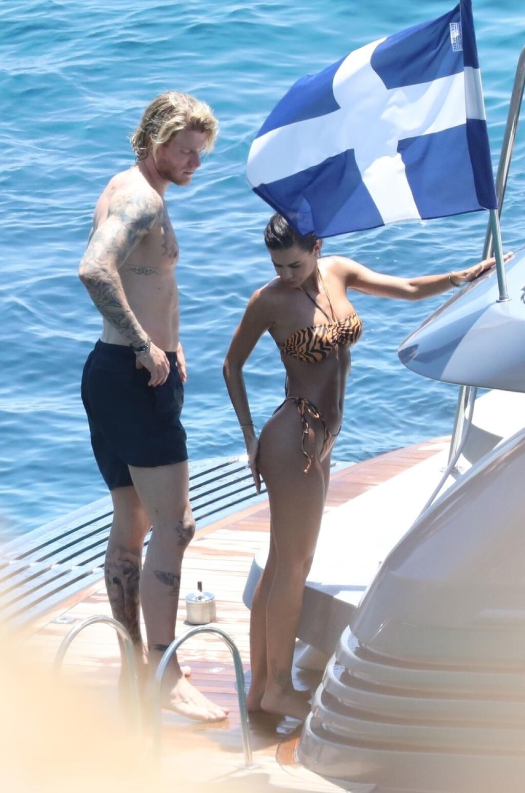 Paparazzi zábery z dovolenky Lorisa Kariusa odhalili, že nemecký brankár už nie je so svojou bývalou priateľkou. Na jachte na ostrove Mykonos si užíval s neznámou brunetkou.