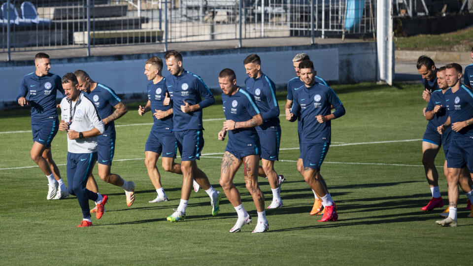 Na snímke slovenskí futbaloví reprezentanti od tretieho zľava Adam Zreľák, Peter Pekarík, Norbert Gyömbér, Juraj Kucka, Róbert Boženík, Erik Sabo, Michal Ďuriš, Lukáš Štetina, Stanislav Lobotka a Ondrej Duda počas tréningu pred zápasom Ligy národov s Českom v Senci vo štvrtok 3. septembra 2020. FOTO TASR - Jaroslav Novák