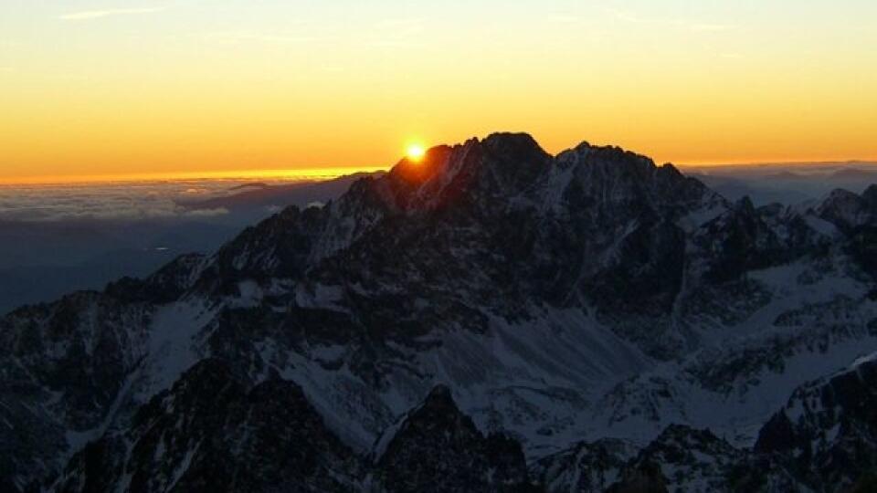 Slnko zapadá za Gerlachovský štít. FOTO TASR - Pavol Bendík 21. decembra 2006 Vysoké Tatry