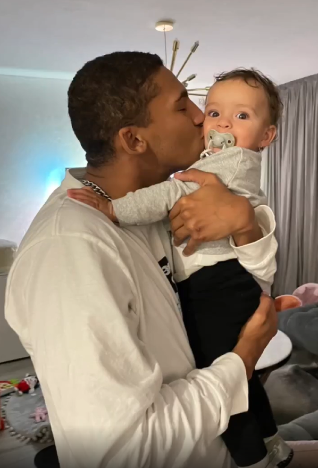 Zábery z videa k prvým narodeninám: Kolárovský s dcérou v dome sestier Nízlových v Tlmačoch.