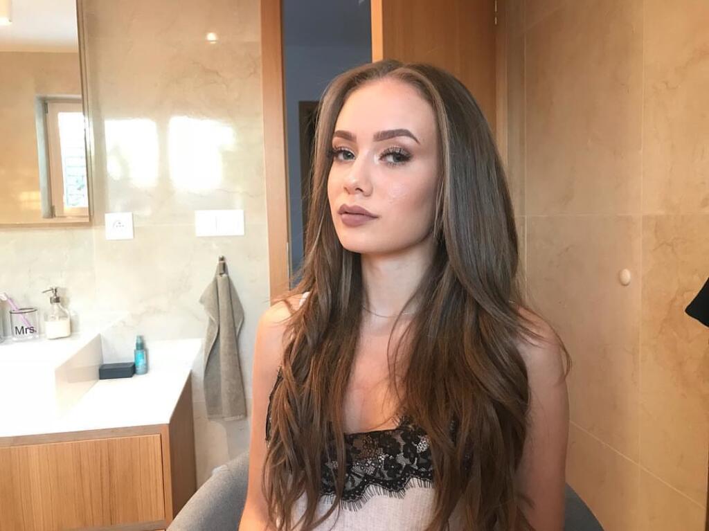 Strelec Slovana Andraž Šporar randí so sexi Miou Golobovou.