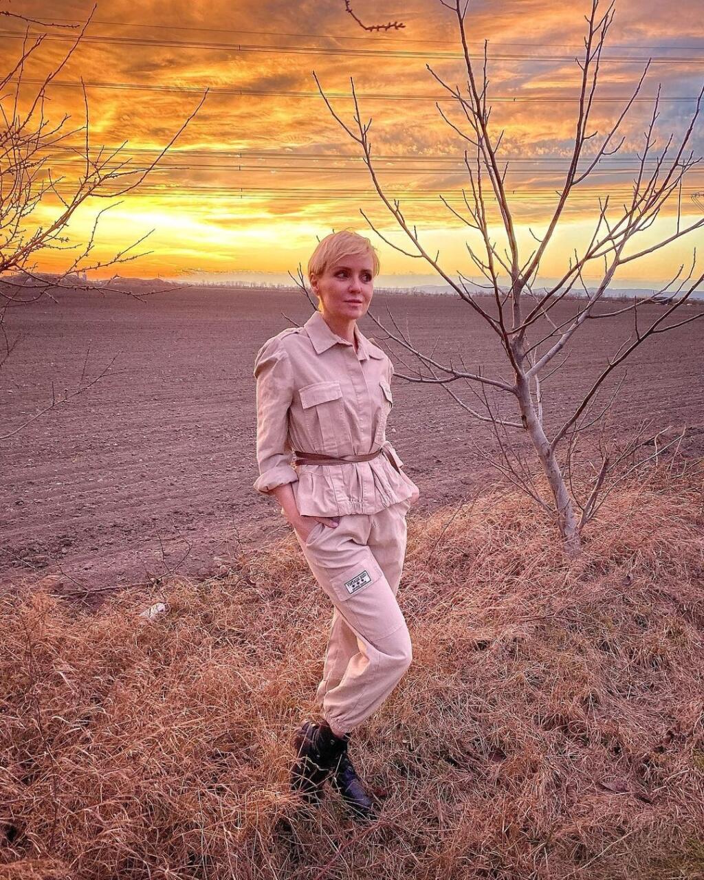 Outfit á la výskumníčka na safari zabodoval! Tenučký opasok opäť zvýrazňuje jej pás a chunky topánky dávajú celému outfitu tú správnu štýlovú bodku.