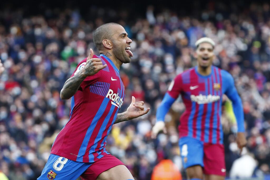 EBE 45 Barcelona - Na snímke vľavo hráč Barcelony Dani Alves oslavuje svoj gól a štvrtý mužstva v zápase 23. kola španielskej La Ligy vo futbale FC Barcelona - Atletico Madrid (4:2) v nedeľu 6. februára 2022. FOTO TASR/AP
Barcelona's Dani Alves, left, celebrates after scoring his side's fourth goal during a Spanish La Liga soccer match between FC Barcelona and Atletico Madrid at the Camp Nou stadium in Barcelona, Spain, Sunday, Feb. 6, 2022. (AP Photo/Joan Monfort)