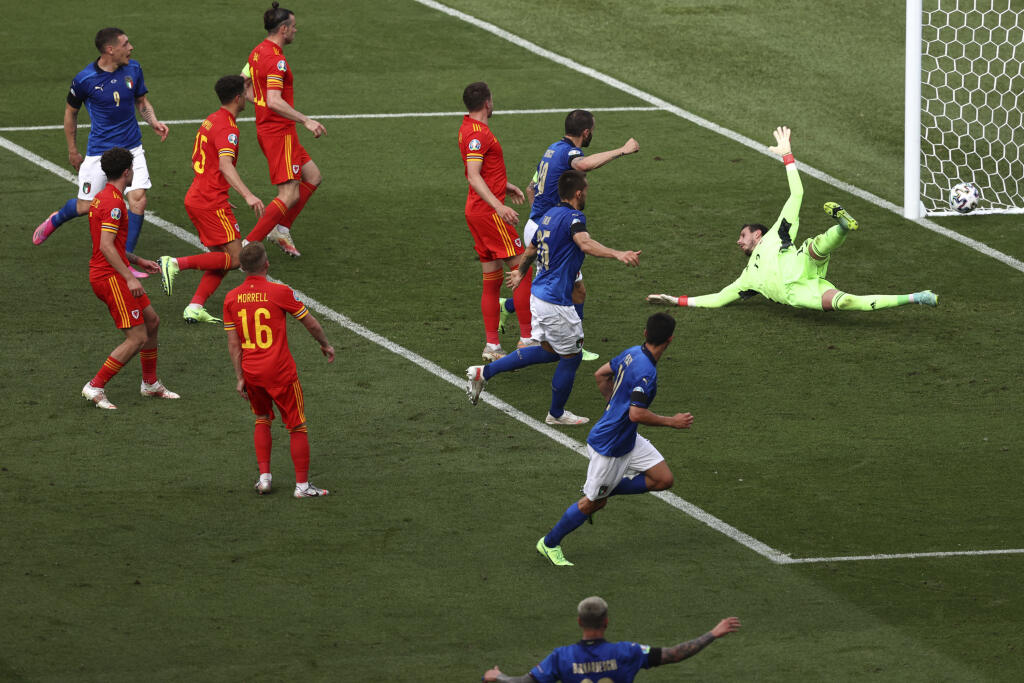 EBE 58 Rím - Na snímke uprostred taliansky stredopoliar Matteo Pessinastrieľa úvodný gól v 39. minúte v zápase základnej A skupiny ME vo futbale Taliansko – Wales v Ríme 20. júna 2021. FOTO TASR/AP
Italy's Matteo Pessina, center, scores his side's opening goal during the Euro 2020 soccer championship group A match between Italy and Wales at the Stadio Olimpico stadium in Rome, Sunday, June 20, 2021. (Ryan Pierse/Pool via AP)