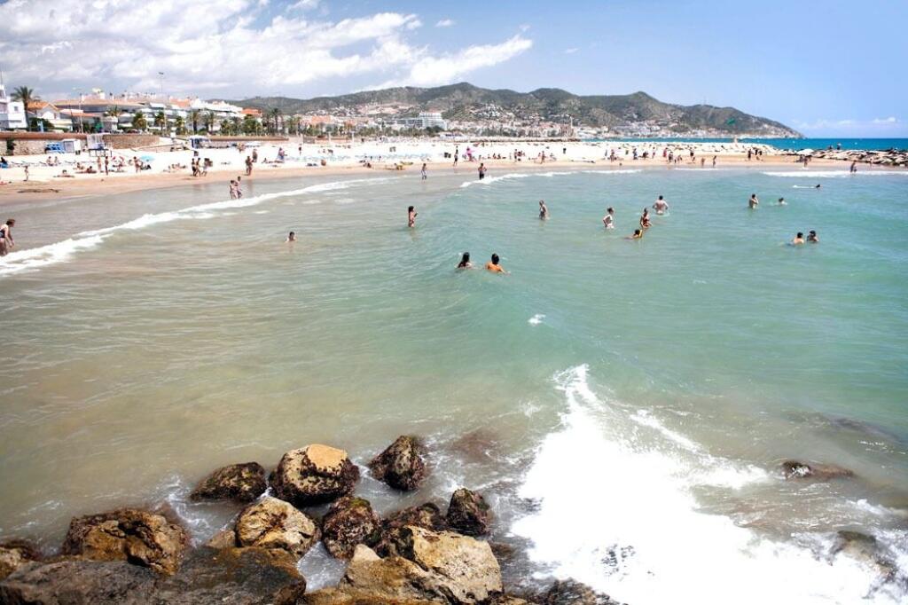 V španielskom mestečku Sitges sa môžete kúpať bez plaviek hneď na troch plážach.