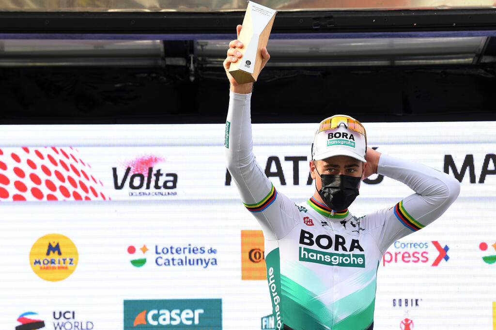 Peter Sagan si na pódiu prevzal ocenenie za víťazstvo vetape.