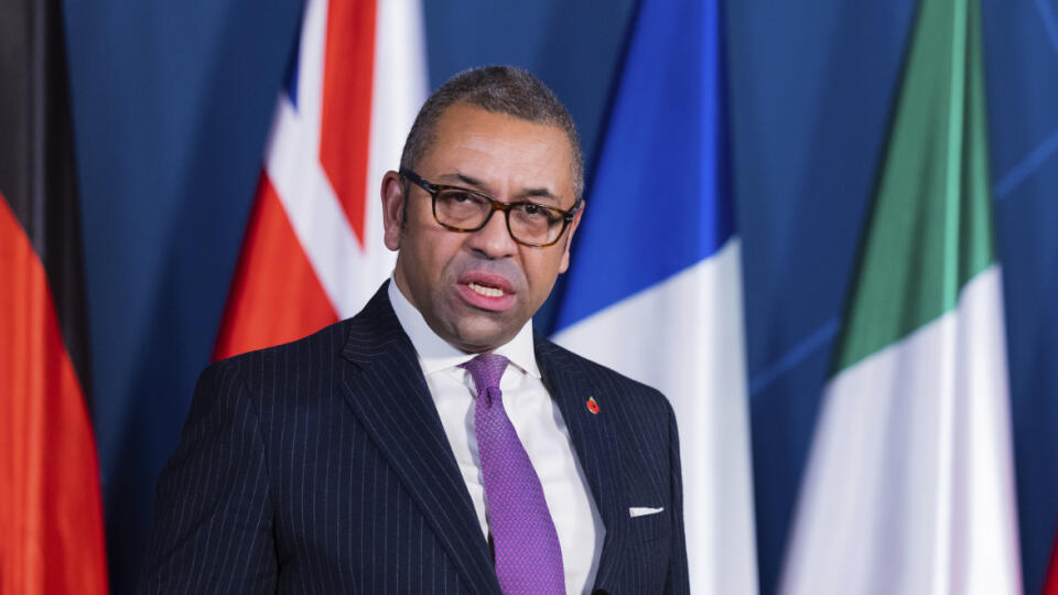 PK 24 Münster - Na snímke britský minister zahraničných vecí James Cleverly reční počas summitu o vojne Ruska proti Ukrajine v rámci stretnutia ministrov zahraničných vecí G7 v nemeckom Münsteri 4. novembra 2022. FOTO TASR/AP
Great Britain's Foreign Minister James Cleverly delivers a statement at the Historic Town Hall during the G7 Foreign Ministers Meeting in Muenster, Germany, Friday, Nov. 4, 2022. (Rolf Vennenbernd/dpa via AP)