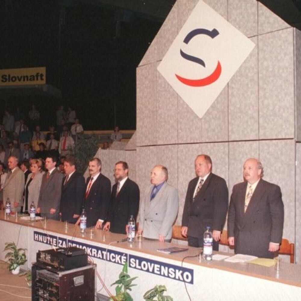 Z vyše 40 slovenských miest a obcí prišli 14.mája 1998 sympatizanti HZDS do bratislavskej športovej haly na Pasienkoch. Na sn. èelní predstavitelia HZDS na úvod mítingu poèas hymnickej piesne. Prvým reèníkom na mítingu bol podpredseda HZDS podpredseda NR SR A.M.Húska (3.sprava) Foto: Rudolf Bihary - TASR