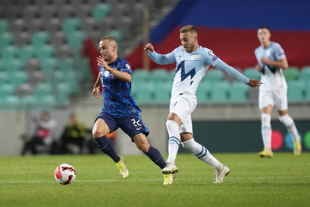 EBE 92 Ľubľana - Na snímke vľavo hráč Slovenska Stanislav Lobotka, vpravo hráč Slovinska Sandi Lovrič v zápase H-skupiny kvalifikácie ME 2022 vo futbale Slovinsko - Slovensko v Ľubľani 1. septembra 2021. FOTO TASR/AP
Slovakia's Stanislav Lobotka, left, competes for the ball with Slovenia's Sandi Lovric during the World Cup 2022 group H qualifying soccer match between Slovenia and Slovakia at the Stozice Sports Park stadium in Ljubljana, Wednesday, Sept. 1, 2021. (AP Photo/Darko Bandic)