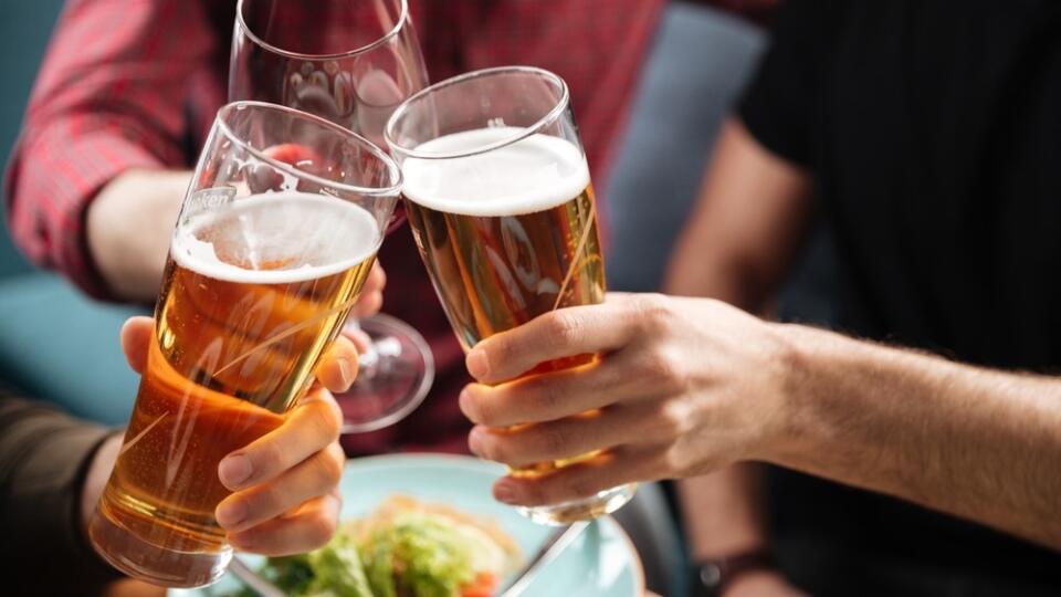 Rozdeľovať alkohol na tvrdý a mäkší je neopodstatnený a často aj nebezpečný mýtus.