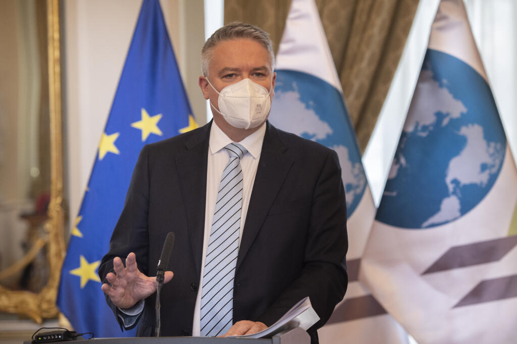 Na snímke generálny tajomník Organizácie pre hospodársku spoluprácu a rozvoj (OECD) Mathias Cormann počas tlačovej konferencie s predsedom vlády SR Eduardom Hegerom (nie je na snímke) po ich spoločnom stretnutí na Úrade vlády SR 13. januára 2022 v Bratislave. FOTO TASR - Pavel Neubauer





      



