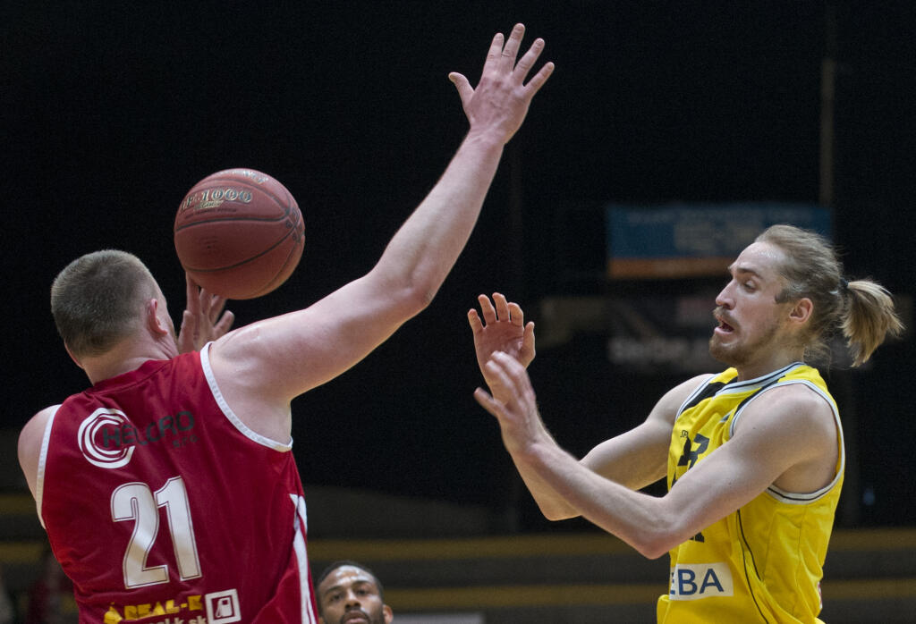Michal Maslík (s loptou) obliekal svojho času aj dres extraligového Komárna.