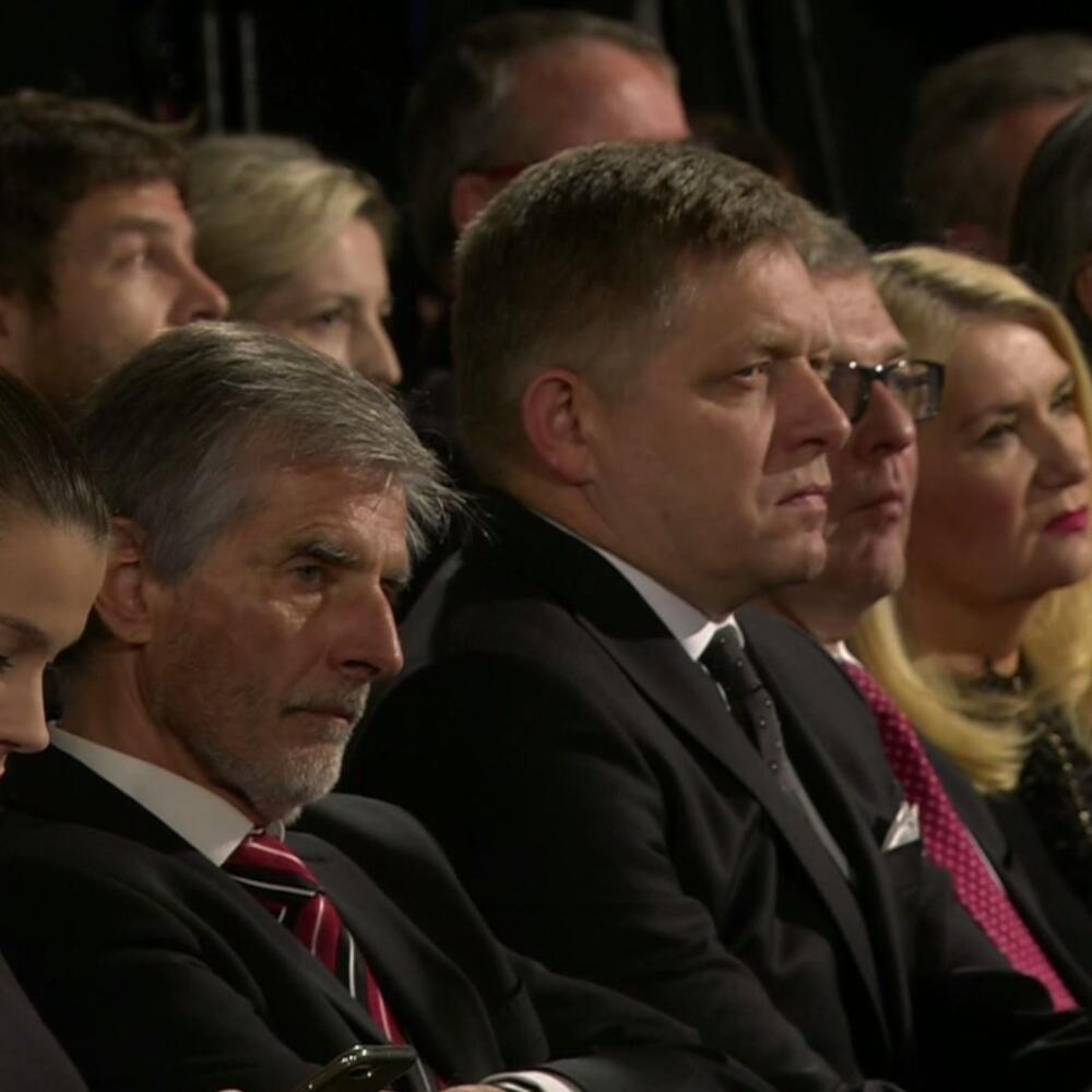 Hlavná štátna radkyňa Mária Trošková počas prejavu českého prezidenta Miloša Zemana. Dve miesta vedľa nej je Robert Fico.