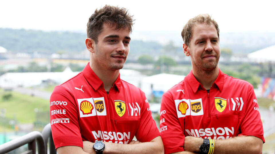 Charles Leclerc a Sebastian Vettel sú momentálne každému na smiech.