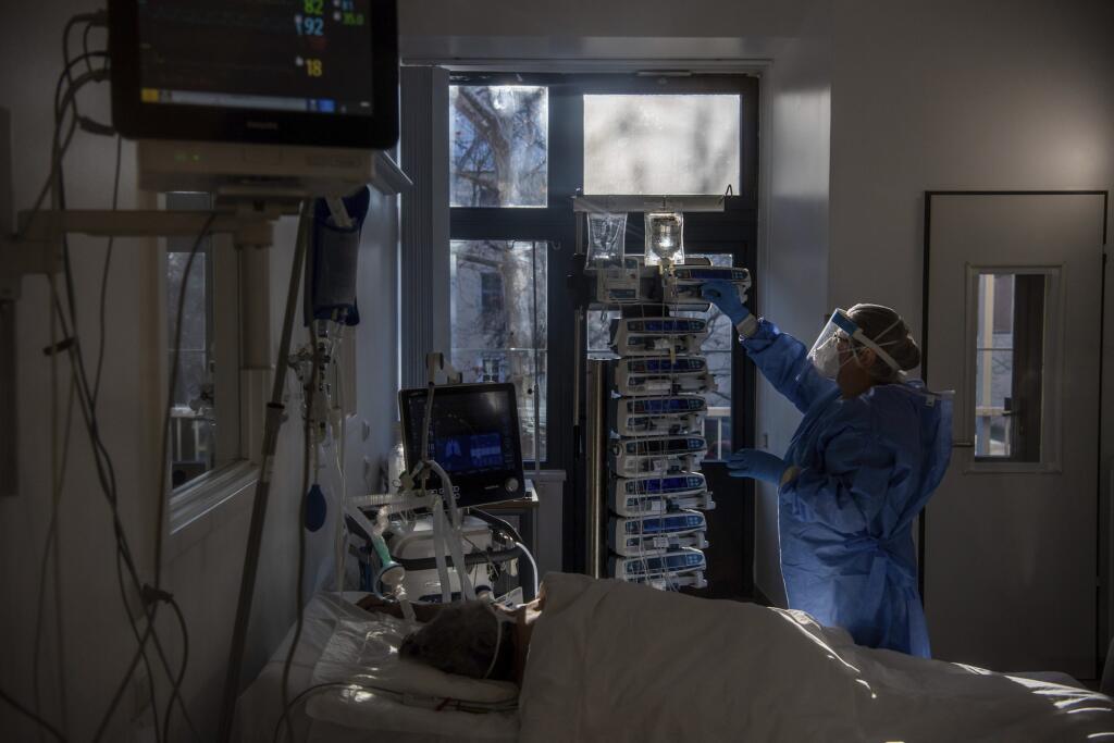 KK6 Budapešť -Zdravotná sestra v ochrannom oblečení sa stará o covid pacienta napojeného na ventilátor na jednotke intenzívnej starostlivosti  v budapeštianskej nemocnici 13. decembra 2021. V Maďarsku je hospitalizovaných v nemocnici okolo 6500 pacientov na ochorenie Covid-19. FOTO TASR/AP
A nurse wearing protective gear attends a patient on ventilator at the intensive care unit of Szent Laszlo Hospital treating COVID-19 patients during the pandemic of new coronavirus COVID-19 in Budapest, Hunga