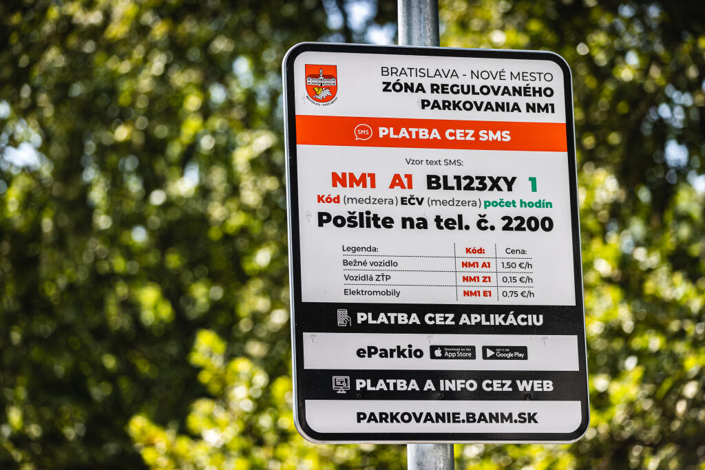 Na ilustračnej snímke parkovanie v bratislavskej mestskej časti Nové mesto.
