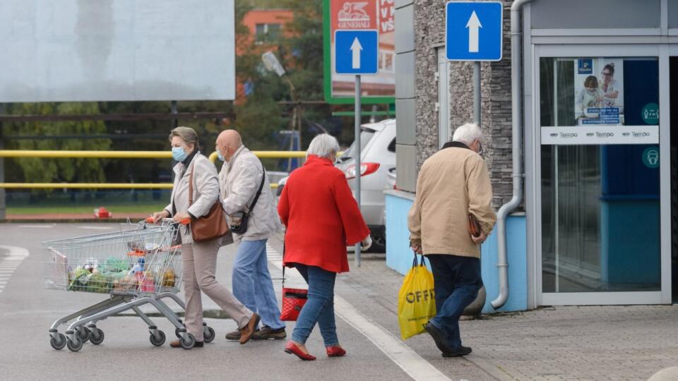 ľudia ochranné rúško seniori dôchodcovia nákup