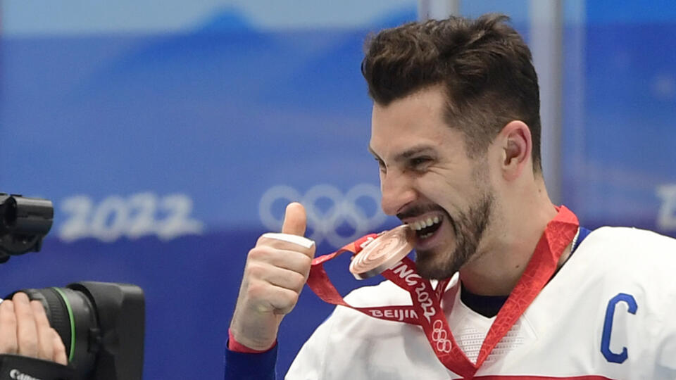 Na snímke kapitán slovenských hokejistov Marek Hrivík pózuje s bronzovou medailou po zápase olympijského turnaja v hokeji mužov o bronz Slovensko - Švédsko na ZOH 2022 v Pekingu v sobotu 19. februára 2022. FOTO TASR - Martin Baumann