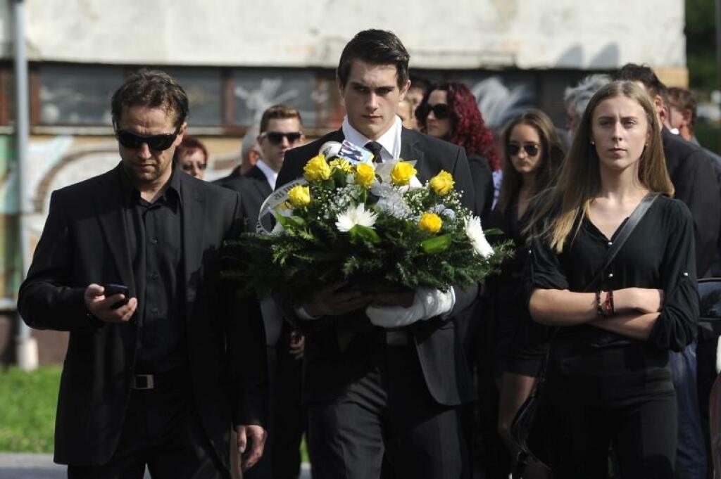 Posledná rozlúčka s hokejistom Miroslavom Hlinkom sa konala 18. septembra 2014 v Dome smútku na sídlisku Juh v Trenčíne. Na snímke zľava švagor Miroslava Hlinku Branislav Jánoš a syn Miroslava Hlinku Michal (uprostred) a dcéra Vanessa. FOTO TASR - Radovan Stoklasa