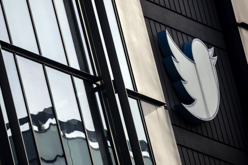 PK 64 archív San Francisco - Na archívnej snímke z 11. novembra 2022 logo spoločnosti Twitter sa nachádza na sídle spoločnosti v San Franciscu. Len niekoľko hodín po tom, čo vyhlásil, že sa ešte nerozhodol, či zruší zákaz Twitteru pre Donalda Trumpa, nový vlastník sociálnej siete Elon Musk požiadal jej užívateľov, aby hlasovali o návrate bývalého amerického prezidenta na túto platformu. FOTO TASR/AP

FILE - The Twitter logo is displayed at the social media company's headquarters in San Francisco