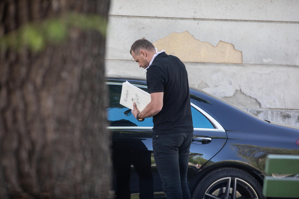 Náš hokejista si z nemocnice niesol dokumenty ešte v obale z ich svadby spred troch rokov.