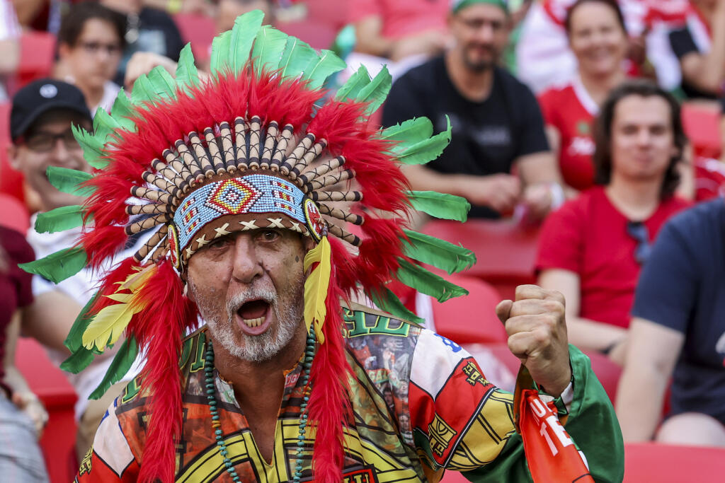 KK22 Budapešť - Portugalský fanúšik pred zápasom F-skupiny Maďarsko - Portugalsko na ME vo futbale 14. júna 2021 v Budapešti. FOTO TASR/AP
A Portuguese fan attends the Euro 2020 soccer championship group F match between Hungary and Portugal at the Ferenc Puskas stadium in Budapest, Hungary, Tuesday, June 15, 2021. (Bernadett Szabo/Pool via AP)