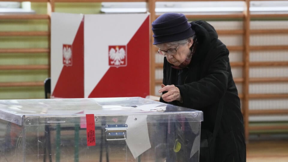 WA 65 Varšava - Seniorka volí vo volebnej miestnosti vo Varšave počas 1. kola prezidentských volieb v Poľsku v nedeľu 18. mája 2025. V Poľsku sa v nedeľu o 7.00 h začalo prvé kolo prezidentských volieb, v ktorých voliči rozhodujú o nástupcovi dosluhujúceho prezidenta Andrzeja Dudu. Hlavnými kandidátmi sú starosta Varšavy Rafal Trzaskowski z vládnej Občianskej platformy (PO) a predseda Inštitútu pamäti národa Karol Nawrocki, ktorého podporuje opozičná strana Právo a spravodlivosť (PiS).Volebné mi