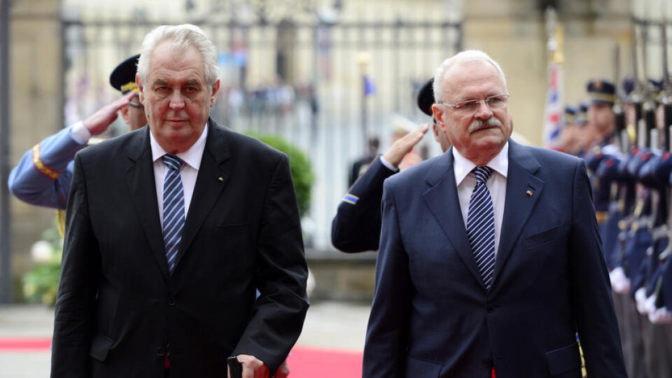 Český prezident Miloš Zeman (vľavo) víta na Pražskom hrade Ivana Gašparoviča.