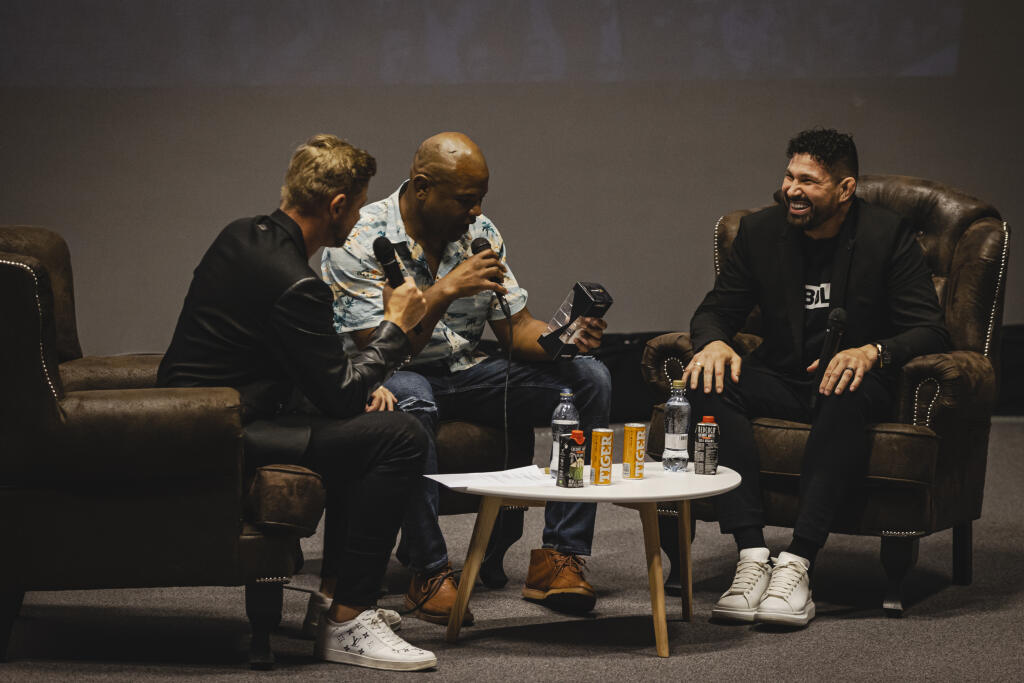 Na Noci s legendou sa objavil aj americký bojovník Emanuel Newton, s ktorým sa Végh postaví onedlho do ringu.