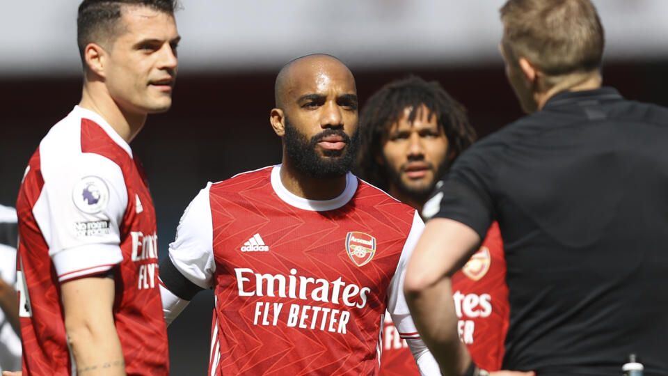 JB 74 Londýn - Hráč Arsenalu Alexandre Lacazette (uprostred) hovorí s rozhodcom v zápase 32. kola anglickej ligy Premier League Arsenal Londýn - FC Fulham v Londýne 18. apríla 2021. FOTO TASR/AP
Arsenal's Alexandre Lacazette, centre, speaks with the referee during an English Premier League soccer match between Arsenal and Fulham at the Emirates stadium in London, England, Sunday April 18, 2021. (Facundo Arrizabalaga/Pool via AP