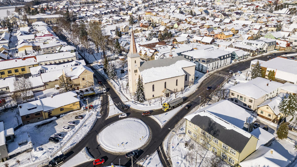 Dominantou historického centra mestečka je rímskokatolícky Kostol Najsvätejšej Trojice.