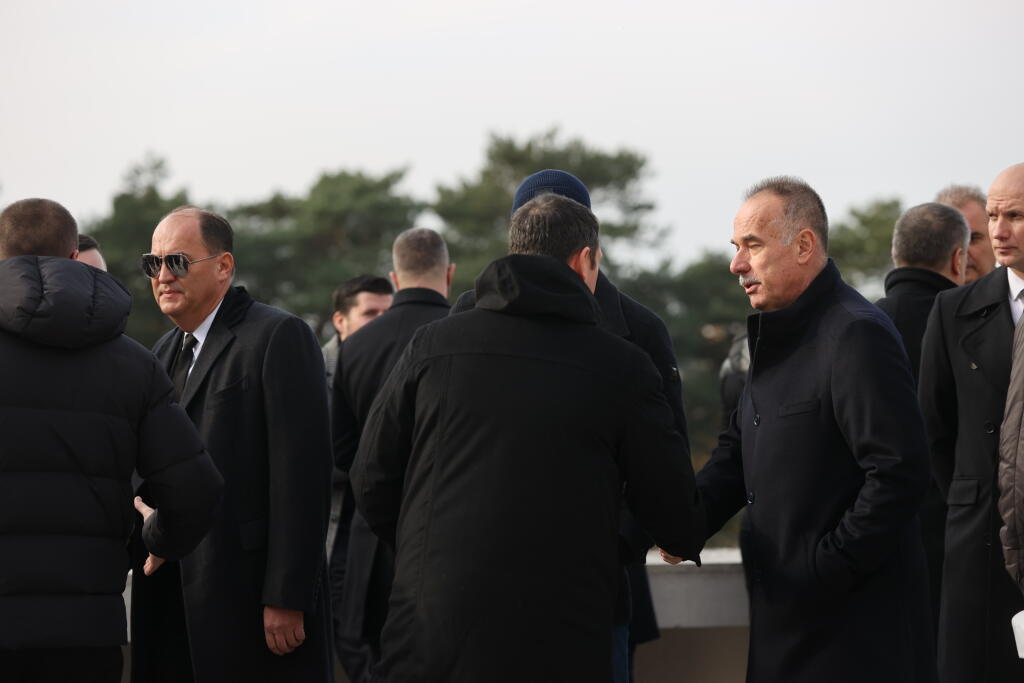 Smútiaci prichádzajú na poslednú rozlúčku s Dušanom Pašekom mladším.