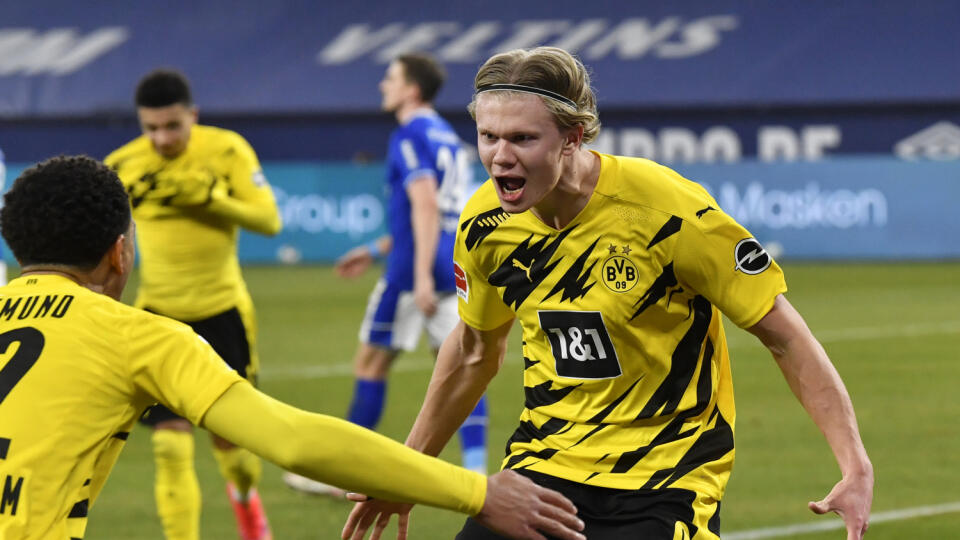 JB 14 Gelsenkirchen - Hráč Dortmundu Erling Haaland (vpravo) oslavuje so spoluhráčom Judeom Bellinghamom štvrtý gól vo futbalovom zápase nemeckej Bundesligy Schalke 04 Gelsenkirchen - Borussia Dortmund v Gelsenkirchene 20. februára 2021. FOTO TASR/AP
Dortmund's Erling Haaland celebrates with Jude Bellingham, left, after scoring his side's fourth goal during the German Bundesliga soccer match between FC Schalke 04 and Borussia Dortmund in Gelsenkirchen, Germany, Saturday, Feb. 20, 2021. (AP Phot