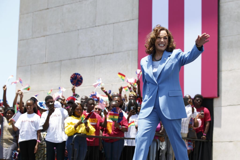 Americká viceprezidentka Kamala Harrisová máva počas jej príchodu na námestie  Black Star, kde prednesie prejav k mládeži v ghanskom meste Accra 28. marca 2023.