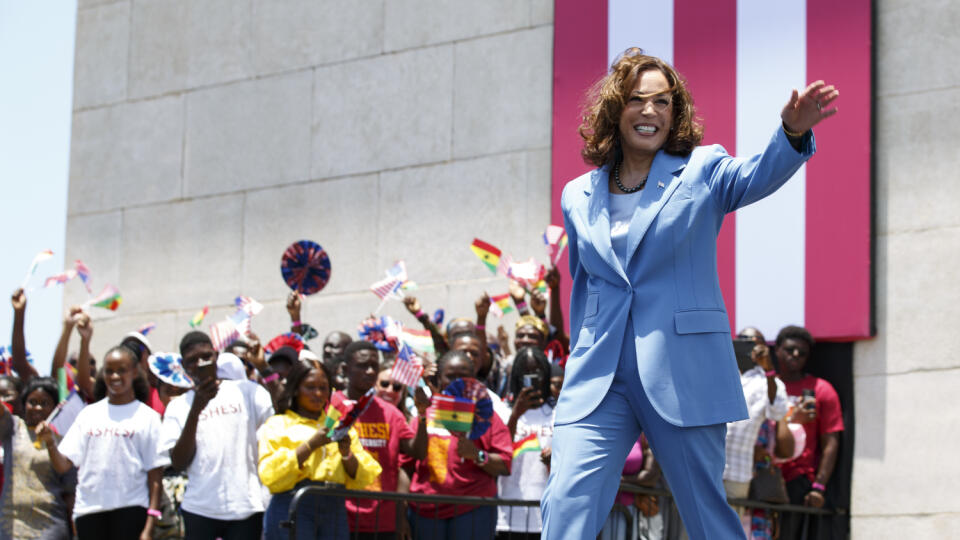 Americká viceprezidentka Kamala Harrisová máva počas jej príchodu na námestie Black Star, kde prednesie prejav k mládeži v ghanskom meste Accra 28. marca 2023.