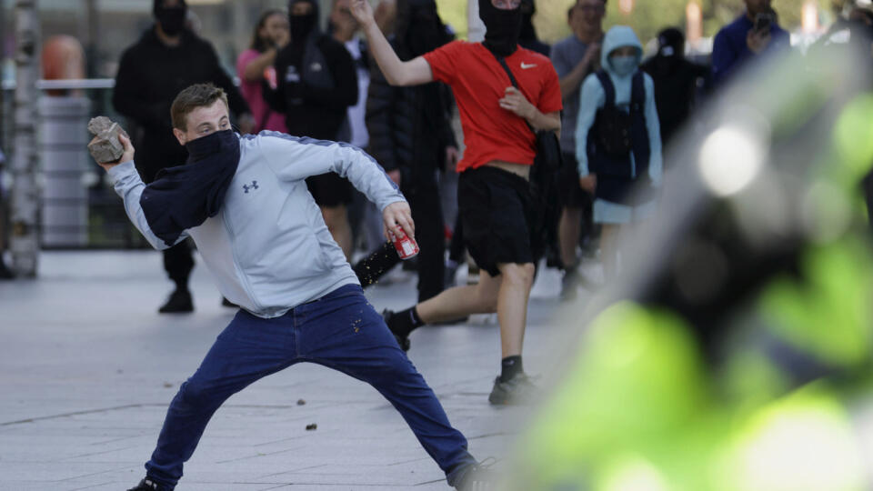 Demonštrant hádže kocku počas protestu v Liverpoole v sobotu 3. augusta 2024.