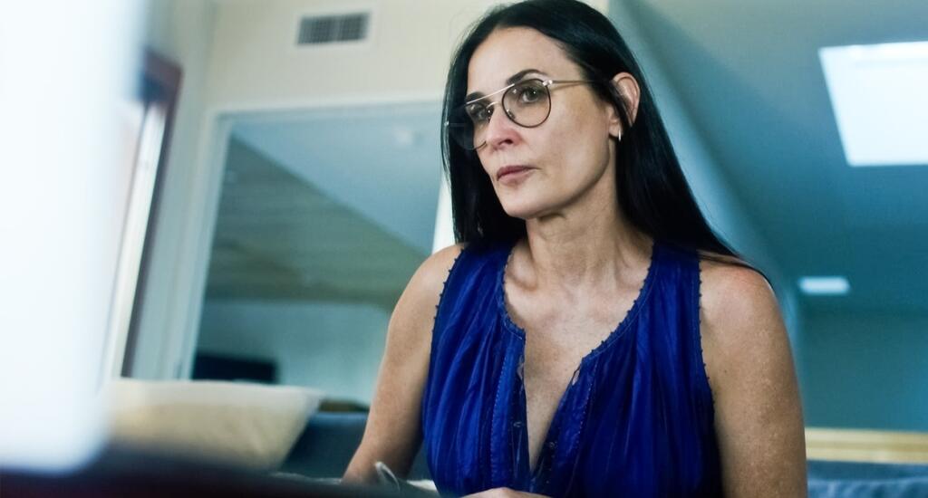 58-ročná herečka Demi Moore v realite až tak mlado nevyzerá.