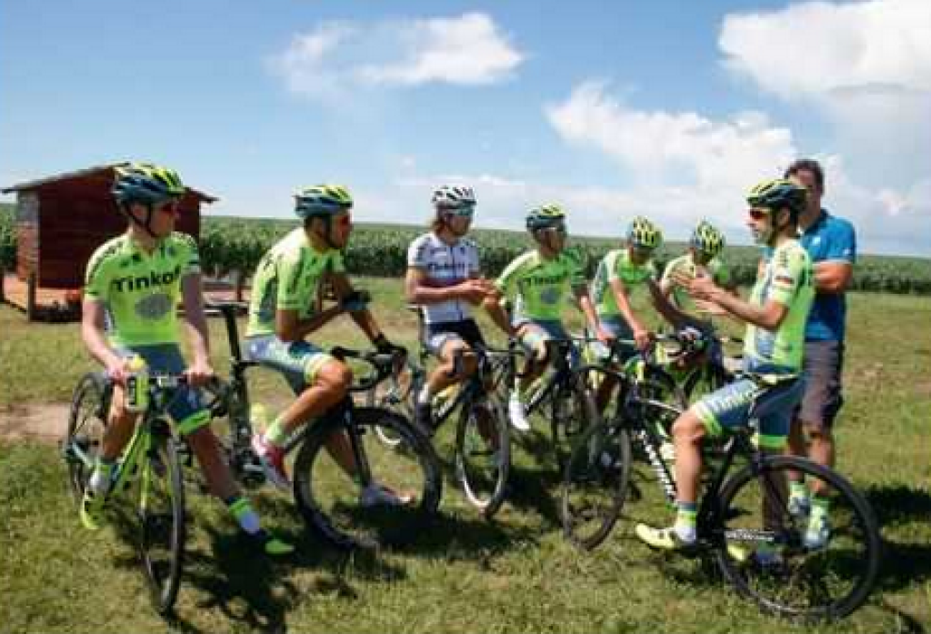 Peter Sagan a jeho kolegovia z Tinkoff- Saxo najazdili stovky kilometrov.