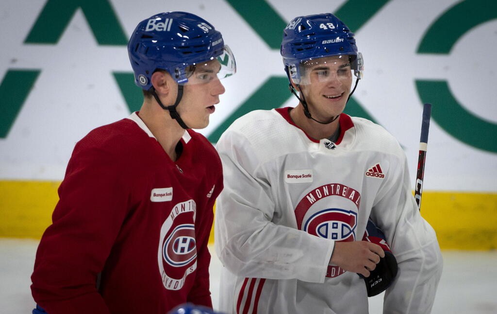 Na snímke zľava slovenský útočník Juraj Slafkovský, ktorého si v tohtoročnom drafte NHL z prvého miesta vybral tím Montrealu Canadiens a jeho krajan a center Filip Mešár, ktorý bol draftovaný z 26. miesta, počas prestávky v tréningu v Bell Sports Complexe v Brossarde v Quebecu počas prvého dňa hodnotiaceho kempu v pondelok 11. júla 2022.