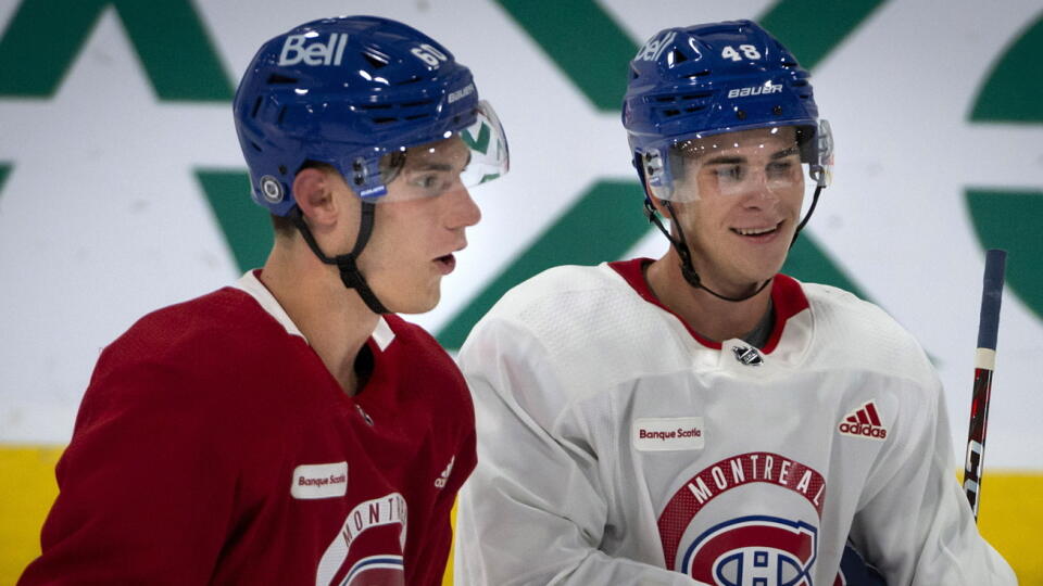EBE 25 Quebec - Na snímke zľava slovenský útočník Juraj Slafkovský, ktorého si v tohtoročnom drafte NHL z prvého miesta vybral tím Montrealu Canadiens a jeho krajan a center Filip Mešár, ktorý bol draftovaný z 26. miesta, počas prestávky v tréningu v Bell Sports Complexe v Brossarde v Quebecu počas prvého dňa hodnotiaceho kempu v pondelok 11. júla 2022. FOTO TASR/AP
Montreal Canadiens top draft picks Juraj Slafkovsky, left, and Filip Mesar, both from Slovakia, take a break after skating drills