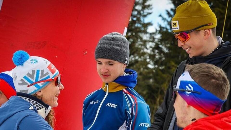 Jelisejovi Kuzminovi gratuluje jeho hrdá mama Anastasia.