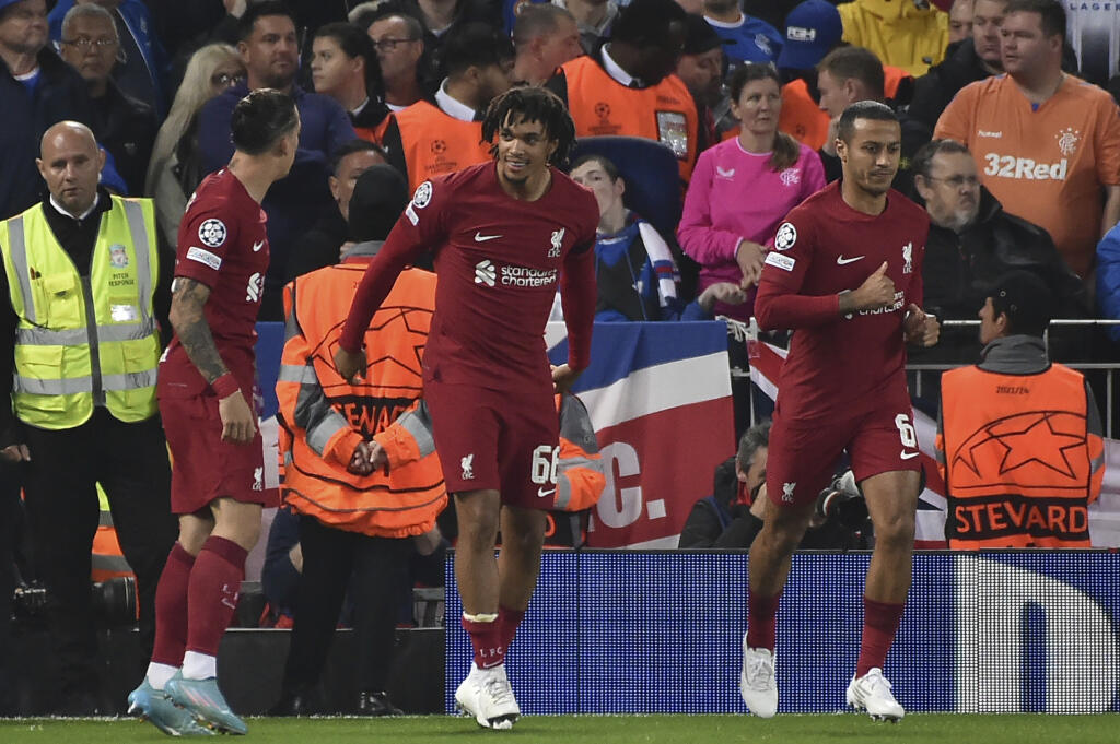 EBE 49 Liverpool - Na snímke uprostred obranca Liverpoolu Trent Alexander-Arnold oslavuje gól v zápase A-skupiny 3. kola skupinovej fázy Ligy majstrov vo futbale FC Liverpool - Glasgow Rangers v Liverpoole 4. októbra 2022. FOTO TASR/AP
Liverpool's Trent Alexander-Arnold, centre, celebrates after scoring the opening goal during the Champions League Group A soccer match between Liverpool and Rangers at Anfield stadium in Liverpool, England, Tuesday Oct. 4, 2022. (AP Photo/Rui Vieira)